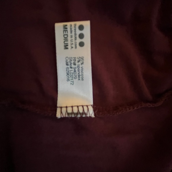 Three Dots Merlot thin turtleneck Size Medium - Picture 12 of 12